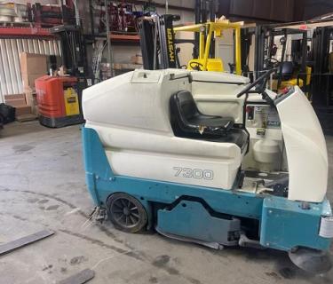 Tennant 7300 Floor Scrubber