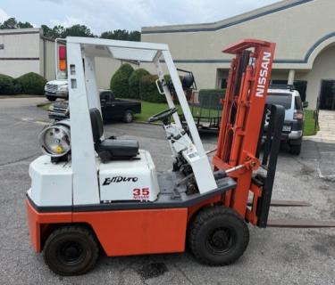 Nissan 3000lb pneumatic forklift for sale Atlanta Georgia